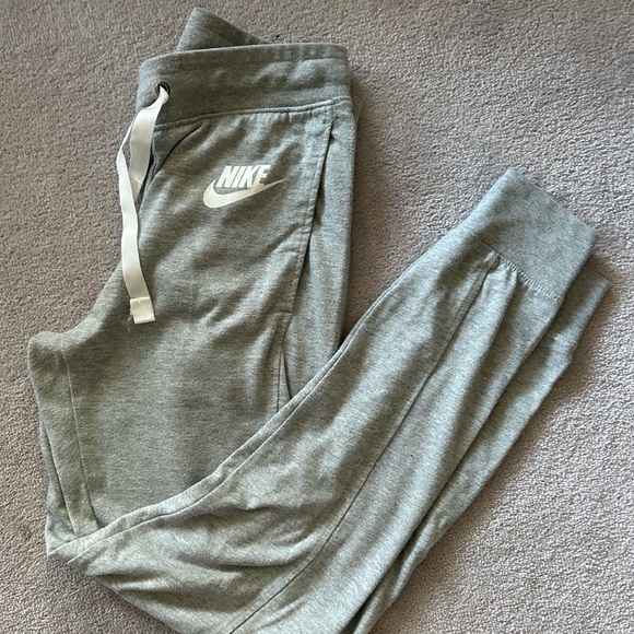 NIKE Youth Joggers. - Picture 2 of 3